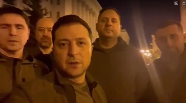 Zelenski, mesaj emoționant de pe străzile din Kiev: Cu toții suntem aici să aparăm independența noastră