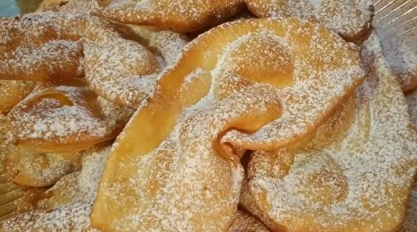 Urechi de carnaval, pufoase și delicioase. O rețetă simplă și rapidă de care se va îndrăgosti toată familia