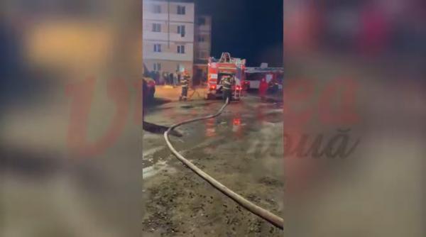 Incendiu într-un bloc din Bârlad. 70 de locatari au fost evacuaţi, doi au ajuns la spital