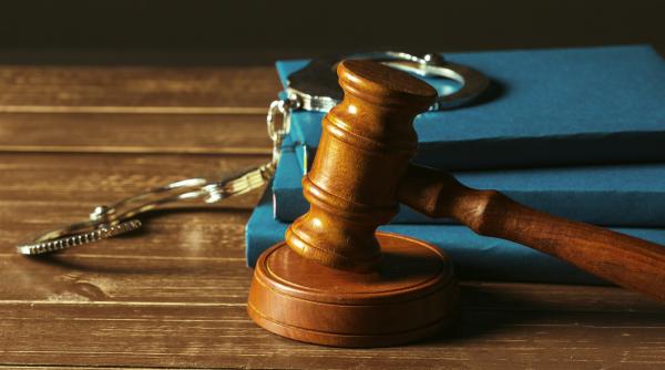 Marea Britanie. Român, condamnat după ce și-a înjunghiat soția și amenințat fiica: „Vă duc pe toți pe lumea cealaltă”