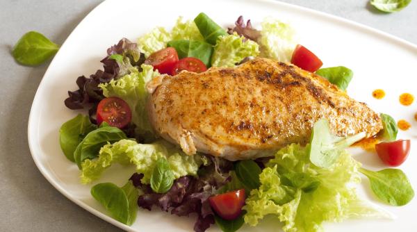 Piept de pui suculent: Un truc și câteva ingrediente care te ajută să gătești întotdeauna carnea prefect