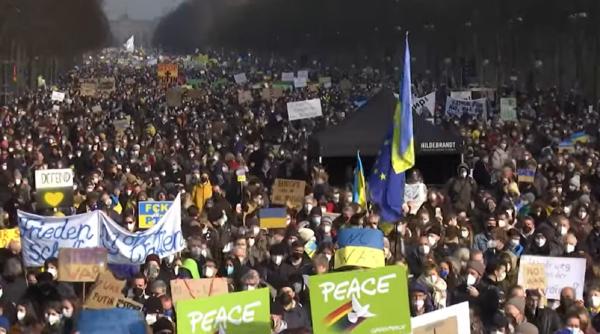 Germania. Cel puţin 100.000 de persoane protestează la Berlin: „Nu celui de-al Treilea Război Mondial!”