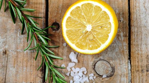 Amestecă sare cu suc de lămâie și bea un pahar în fiecare zi. Combinația care rezolvă cinci probleme cât ai clipi