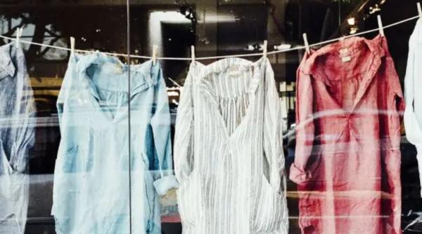 Cum să usuci hainele în doar câteva minute: Trei trucuri care funcționează cu siguranță