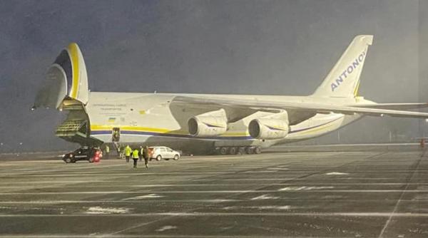 Primii militari francezi au ajuns în România la bordul unui avion de transport vopsit în culorile Ucrainei