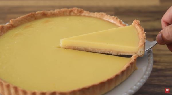 Tartă cremoasă cu iaurt de lămâie. Un desert simplu și răcoros