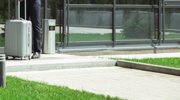 Germania. Un român mergea pe jos pe o autostradă, cu geamantanul, ca să ajungă la aeroport: Șoferii au dat alarma