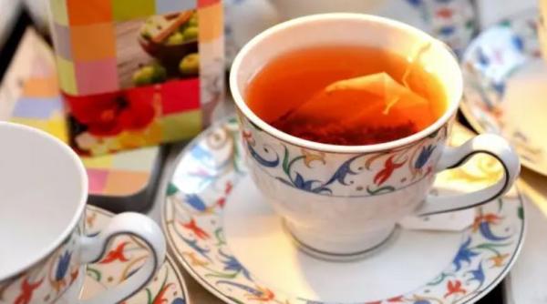 Pune un pliculeț de ceai în frigider și vezi ce se întâmplă a doua zi. Trucul care te scapă de o mare problemă