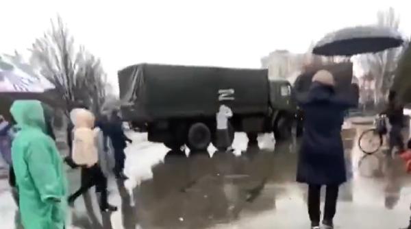 Ucrainenii se pun în fața blindatelor rusești pentru a le împiedica înaintarea: „Este orașul nostru, sunt străzile noastre” - VIDEO