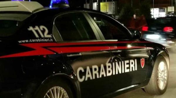 Italia. Doi români, prinși cu rucsacul plin cu alimente furate, au sărit la bătaie la angajatul magazinului