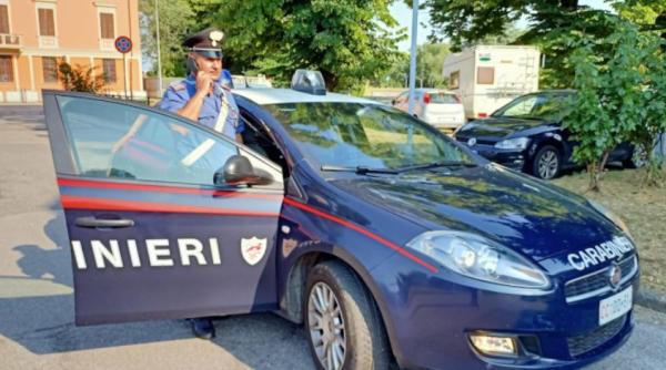 Italia. Român prins cu hainele încărcate de sticle de băutură. La casă voia să plătească o singură bere 