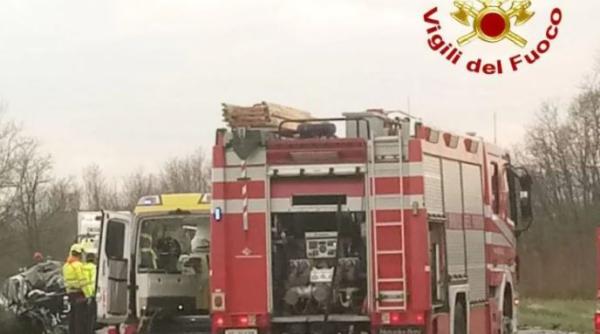 Italia. Șofer de camion, spulberat de o mașină pe autostradă. Oprise pe banda de urgență din cauza unei defecțiuni