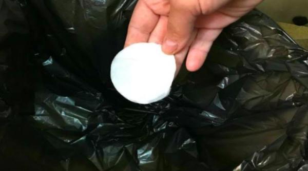 Puneți o dischetă de bumbac în coșul de gunoi. Doar gospodinele cu experiență cunosc acest truc uimitor