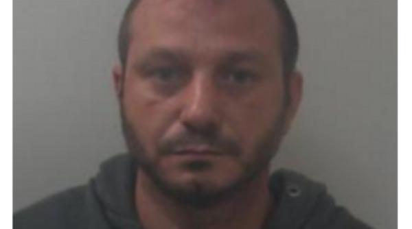 Român, condamnat la închisoare în Anglia pentru trafic de arme. Ionuț susține că nu știa ce cară în ghiozdan