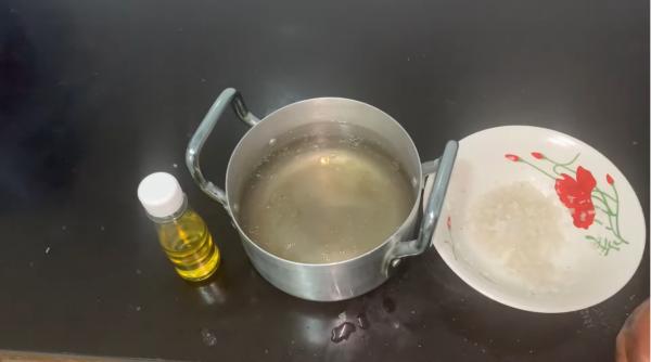 Amestecă sare de mare cu ulei de măsline și vei vedea efectele imediat. Cel mai simplu truc din două ingrediente 