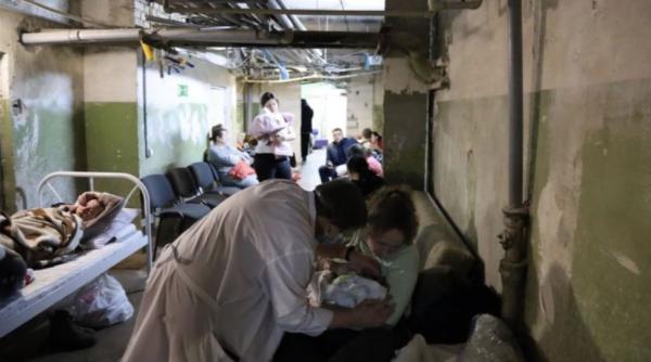 Bebeluși români, născuți de mame surogat ucrainene, adăpostiți într-un buncăr din Kiev 