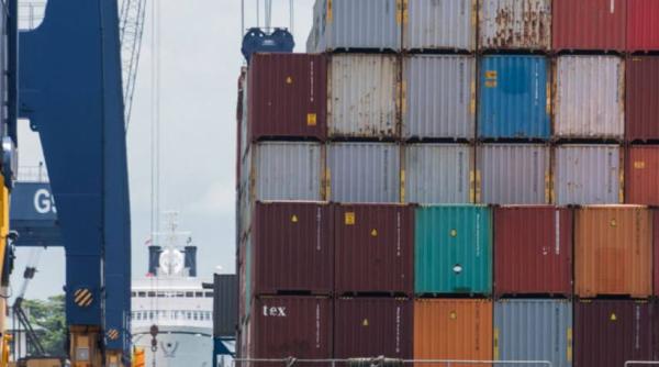 Containere moldovenești de mărfuri, redirecționate spre portul Constanța