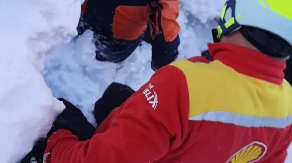 Prins de o avalanşă, un român a stat zeci de minute îngropat în zăpadă. Bărbatul, salvat ca prin minune   