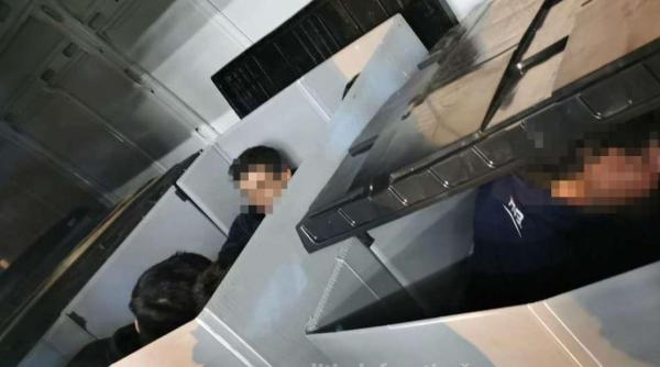 Un ansamblu rutier și o autoutilitară, verificate la frontieră. Zeci de străini, depistaţi ascunşi în cutii de marfă