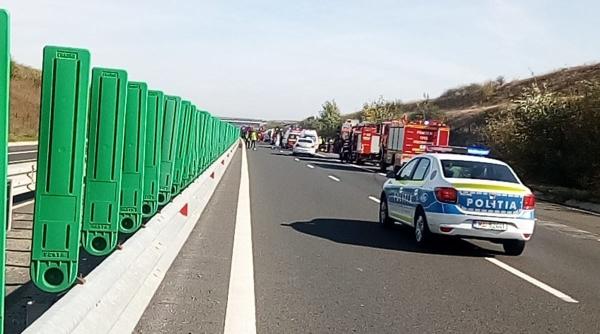 Un microbuz a intrat într-un TIR pe A1. Șase răniți grav 