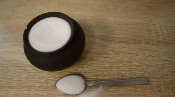 Pune sare în apa cu care ștergi podelele. Un truc magic pe care doar gospodinele cu experiență îl știu