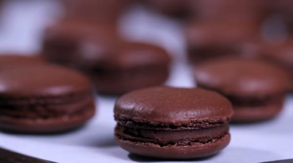 Cea mai ușoară rețetă pentru Macarons de ciocolată. Nu te vei mai opri din savurat biluțele de ciocolată