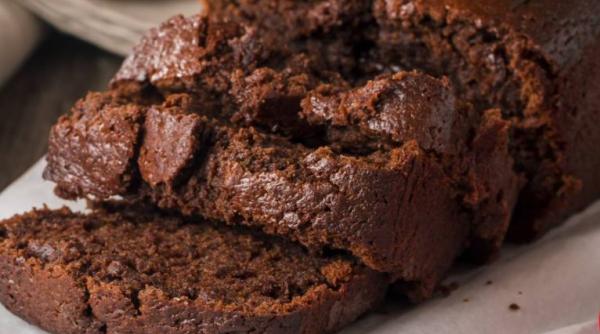 Chec de cafea, fără ouă și fără unt. Doar amestecă bine toate ingredientele. Desertul e gata în cinci minute