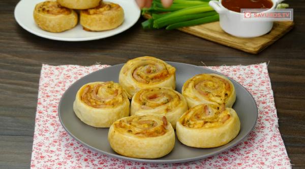 Rotițe din foietaj cu șuncă și cașcaval. Rețeta este simplă, iar aceste bucățele nu vor rezista mult timp în farfurie