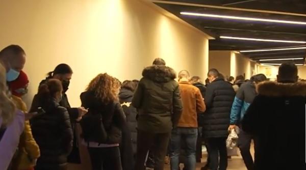 Românii au luat cu asalt centrele de emitere a paşapoartelor. Solicitările pentru eliberarea unui act de călătorie, în creștere