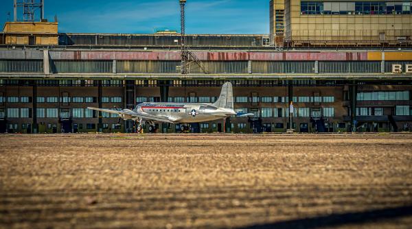 Un general SUA spune că se folosește un aeroport secret din estul Europei pentru a trimite arme în Ucraina 