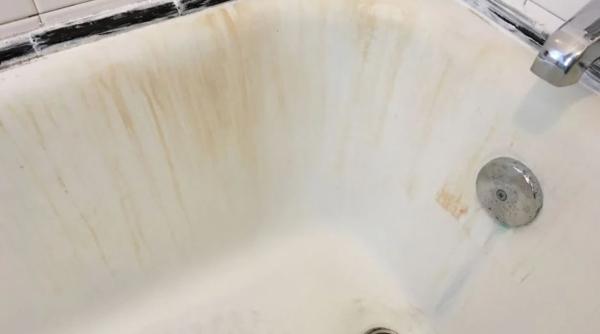 Cum sa curăți o cadă îngălbenită, fără înălbitor. Ai nevoie de doar două remedii naturale și cinci minute de efort