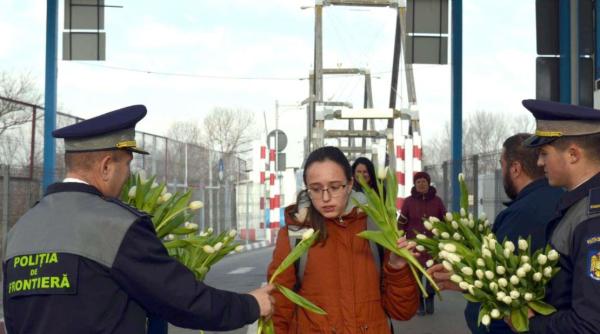 Flori pentru femeile din Ucraina, la frontieră: O Zi de 8 martie, plină de speranţă