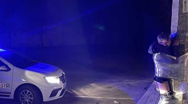 Ucraina. Hoţii care jefuiesc casele părăsite și magazinele, legaţi de stâlpi şi bătuţi de civili