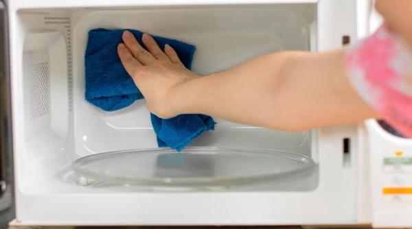 Cum să curăți cuptorul cu microunde de grăsime și murdărie: Cele mai rapide și ieftine trucuri