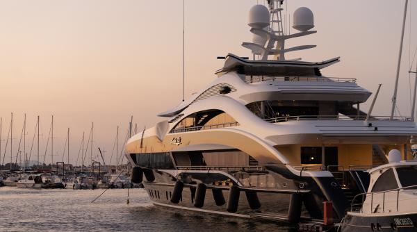 Mister pentru autorități. Este al lui Putin iahtul galben din Italia, în valoare de 700 de milioane de dolari? 