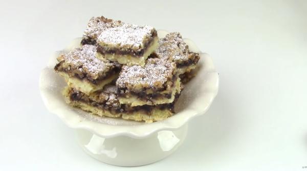 Prăjitură fragedă de post cu aluat ras. Este ieftină și se prepară foarte rapid!