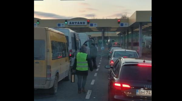 Aglomeraţie și haos la ieșirea din ţară spre Ungaria: Opt ore și jumătate de aşteptare la vama Borș