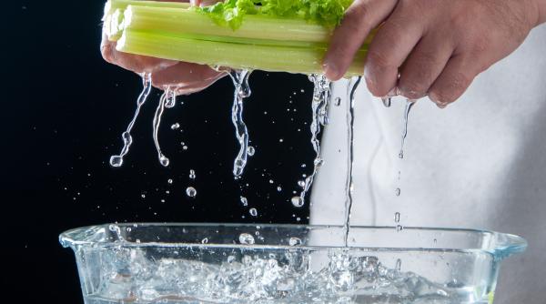 Apa de țelină. Băutura banală care e un adevărat elixir cu efecte miraculoase. Trucul genial ca să o prepari la tine acasă