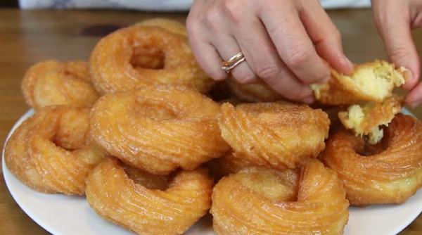 Crullers, gogoși pufoase și rafinate. O delicatesă franceză care creează dependență. Le vei adora!