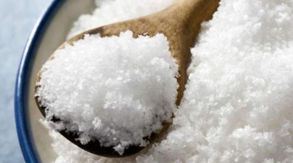 După asaltul benzinăriilor, urmează cel al magazinelor: Sarea a dispărut de pe rafturi, iar prețul aproape că s-a dublat