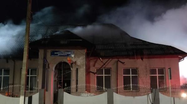 O şcoală din Olt, proaspăt renovată, cuprinsă de flăcări. Pompierii au luptat șapte ore cu flăcările 