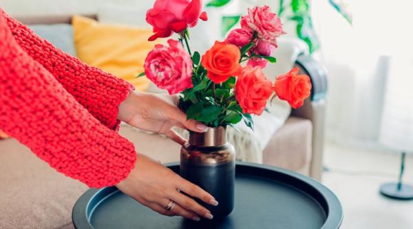 Ce să adăugăm în apă pentru ca florile din vază să reziste mai mult: trucuri ieftine și eficiente