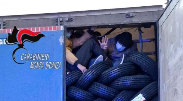 Italia. Un șofer român de camion a tras pe dreapta și a sunat la poliție, după ce a auzit niște zgomote ciudate