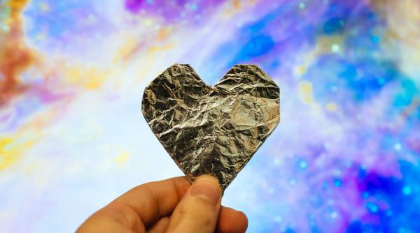 Știai că poți folosi folia de aluminiu pentru a scăpa de dureri? Iată trei moduri în care o poți folosi