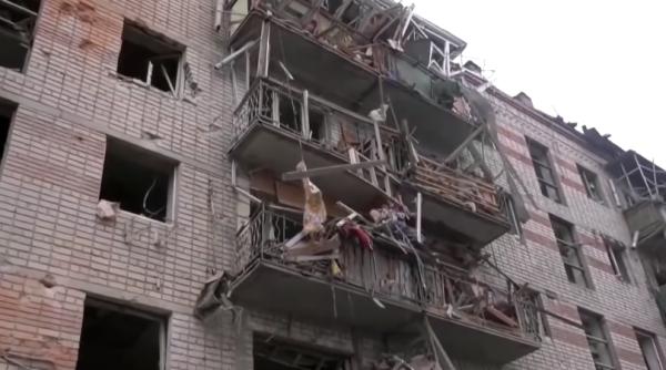 După ce l-au bombardat zile întregi, rușii plănuiesc "referendum'' pentru independenţă în orașul Kherson