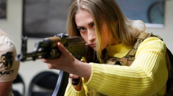 Femeile din Ucraina au pus mâna pe arme și avertizează soldații ruși: Ne-ați ucis copiii, acum veți plăti 