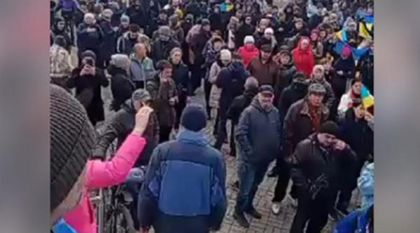 Proteste în Melitopol: Sute de ucraineni și cer eliberarea primarului Ivan Fedorov, care a fost răpit