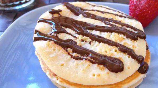 Clătite de post fără ouă, lapte și unt. Un ingredient secret le face irezistibile 