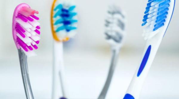 Cum să dezinfectăm periuța de dinți. Cea mai rapidă metodă: fără apă de gură, oțet și bicarbonat de sodiu 