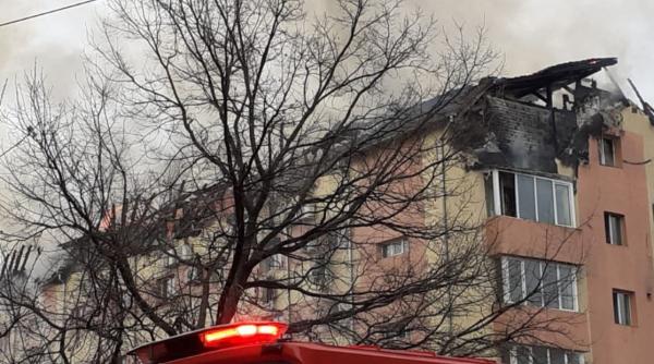 Incendiu de proporții la mansarda unui bloc din Timișoara. Zeci de persoane, evacuate
